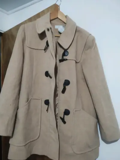 Abrigo beige con botones negros - miniatura 1