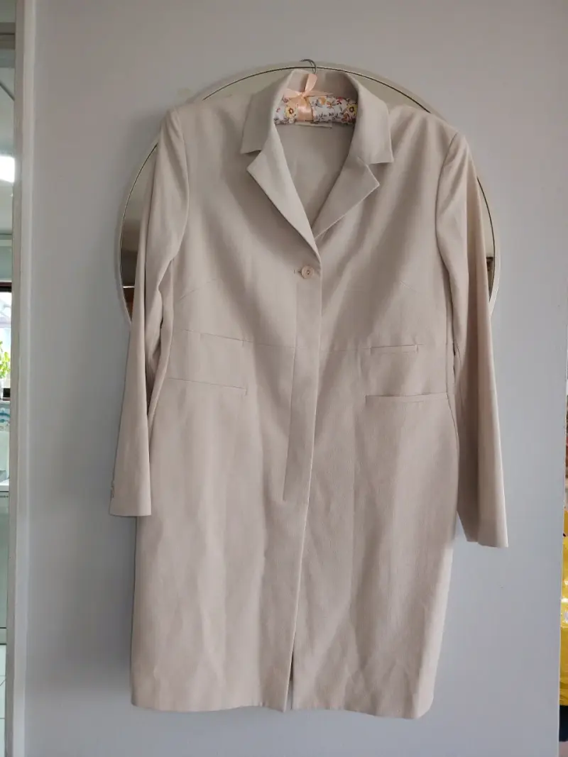 Abrigo entallado beige nuevo - 3