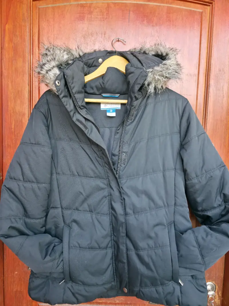 Chaqueta negra con capucha