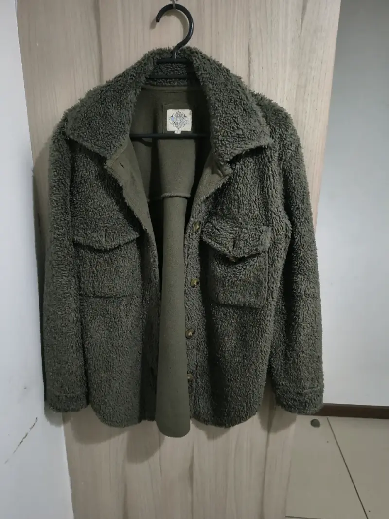 Abrigo verde de lana estilo teddy - 1