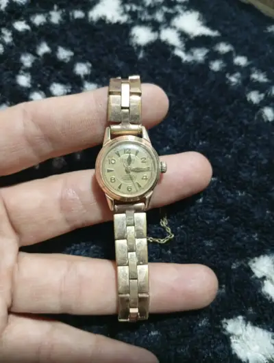 Reloj dorado vintage de pulsera - miniatura 1