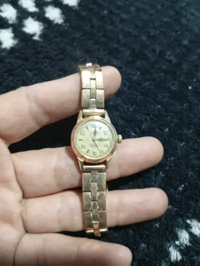 Reloj dorado vintage de pulsera - miniatura 2