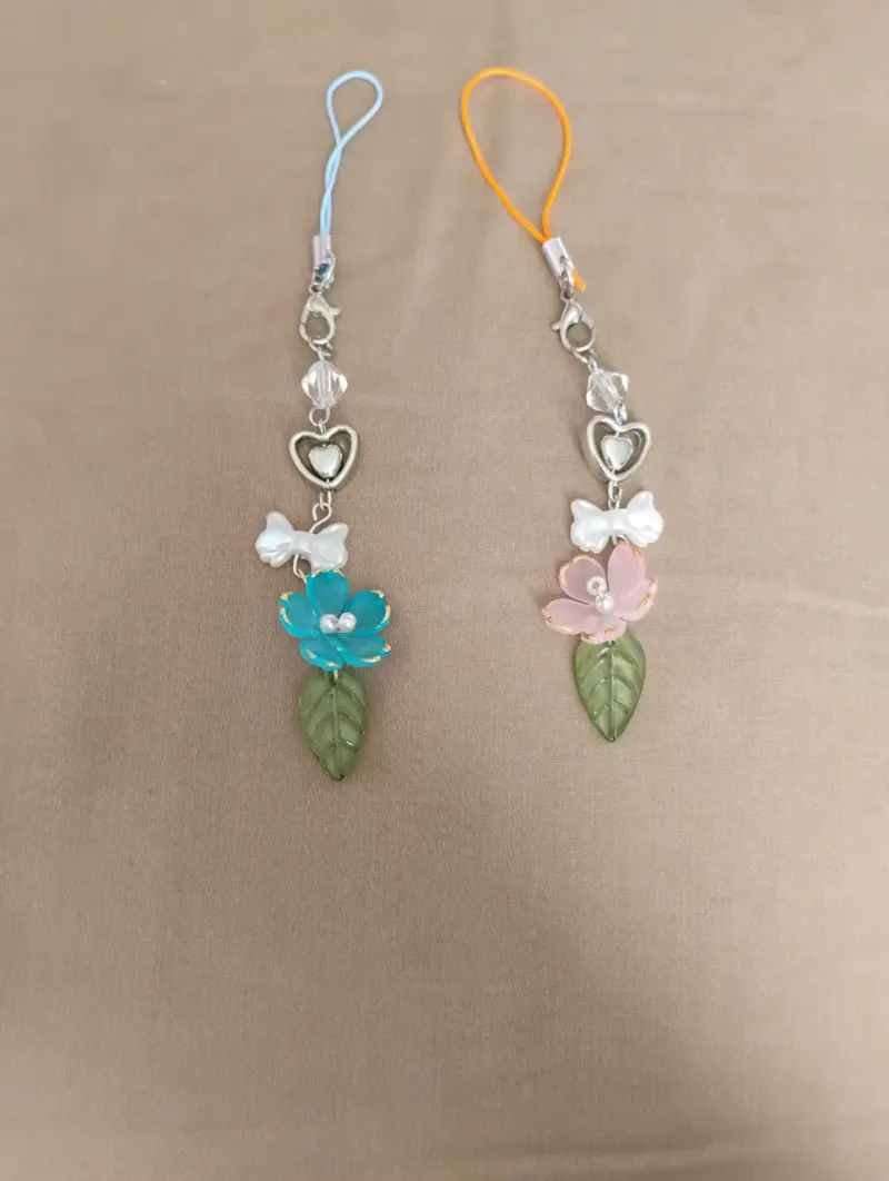 Pulseras y llaveros  florales coloridas - 3