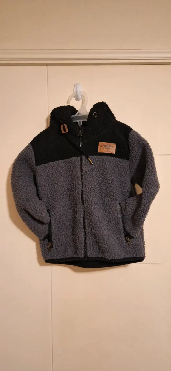 Chaqueta polar gris y negra - 1