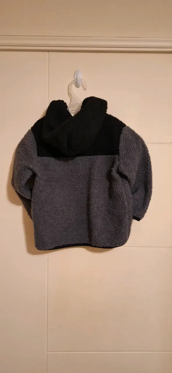 Chaqueta polar gris y negra - 2