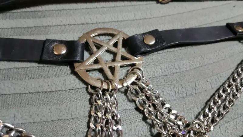 Cinturón con cadenas y pentagrama. - 2