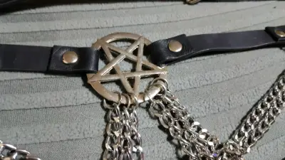 Cinturón con cadenas y pentagrama. - miniatura 2