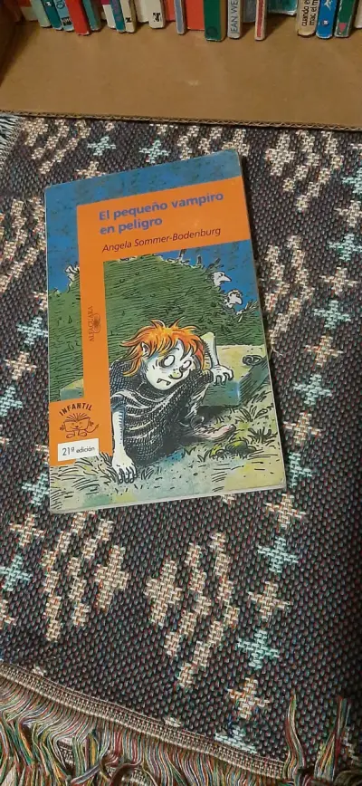 Libro 'El pequeño vampiro en peligro' - miniatura 1