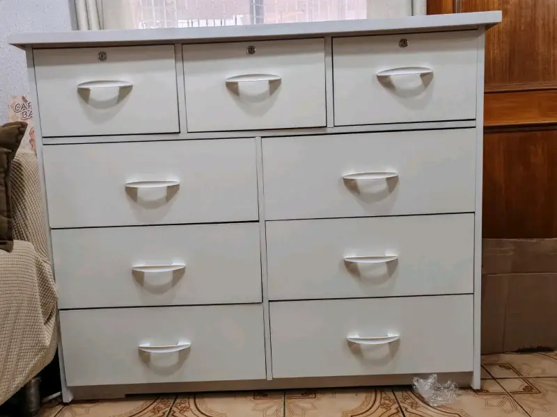 Cómoda de madera blanca con cajones - 1