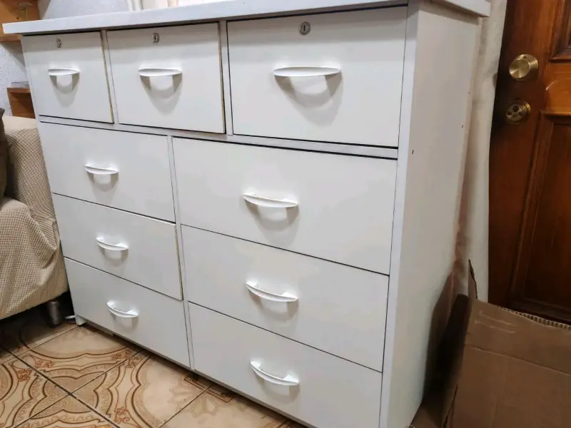 Cómoda de madera blanca con cajones - 2