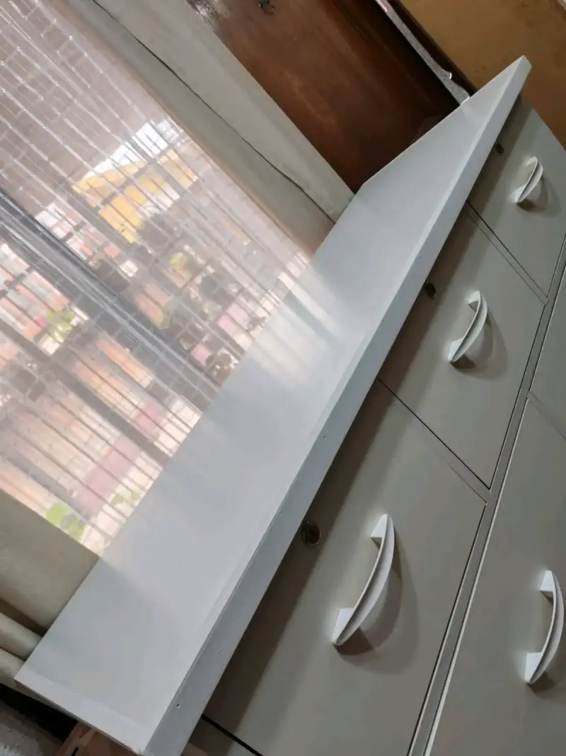 Cómoda de madera blanca con cajones - 3