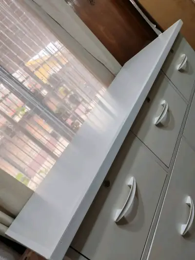 Cómoda de madera blanca con cajones - miniatura 3