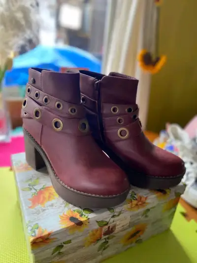 Botines burdeos con ojales - miniatura 1