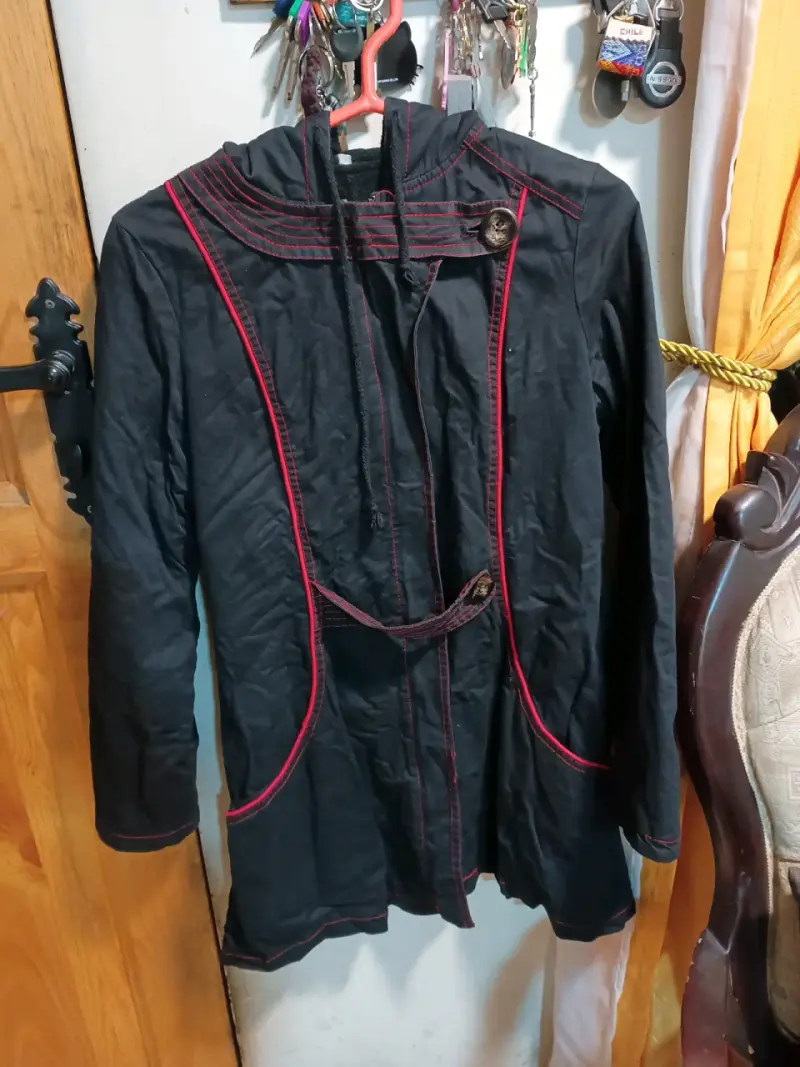 Abrigo negro con detalles rojos