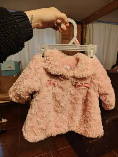 Abrigo rosa de felpa infantil - miniatura 3