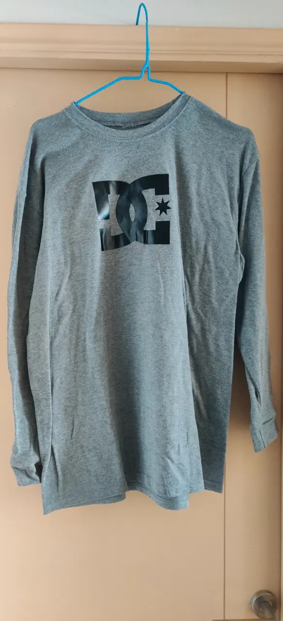 Polera gris con logo DC