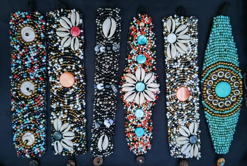 Pulseras bordadas de mostacillas y con conchas - 1