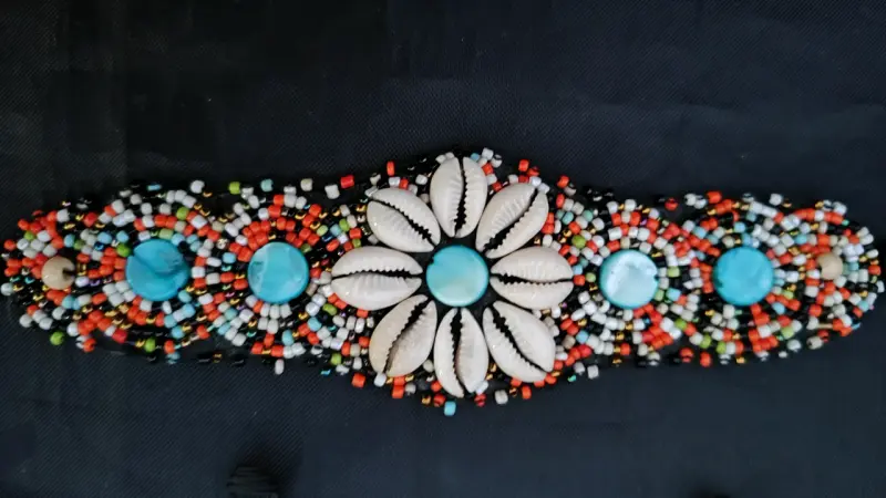Pulseras bordadas de mostacillas y con conchas - 2