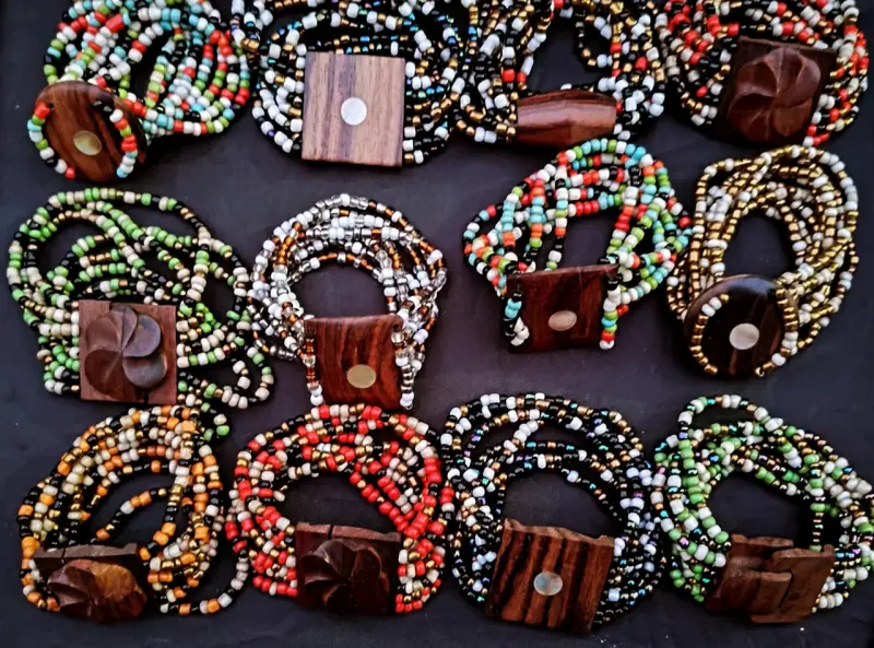 Pulseras de madera y mostacillas