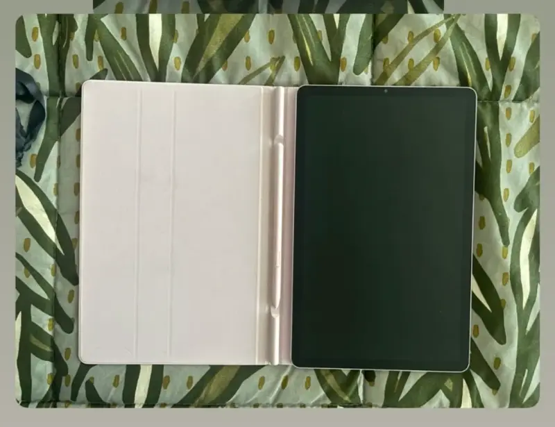 Tablet con funda protectora - 1