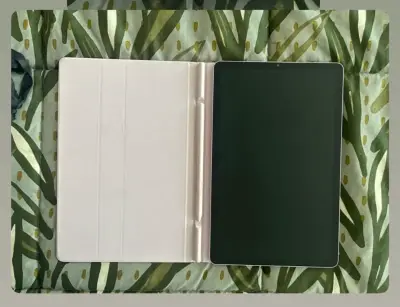 Tablet con funda protectora - miniatura 1