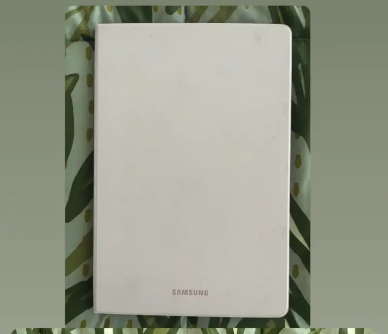 Tablet con funda protectora - 2