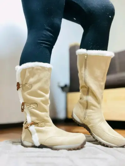Botas beige con forro de lana - miniatura 2