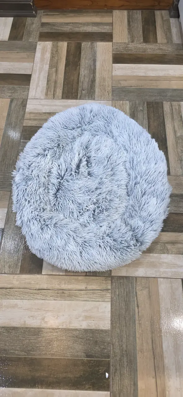 Cojín redondo peludo gris - 1