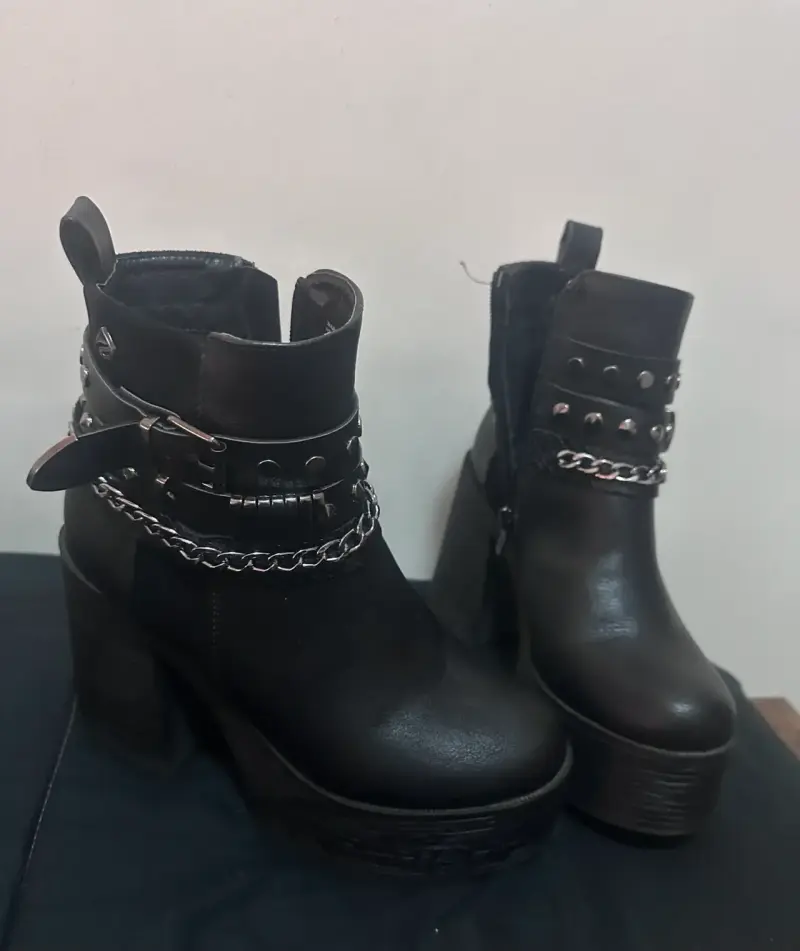 Botines negros con cadenas - 1