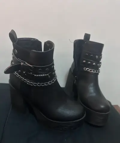 Botines negros con cadenas - miniatura 1