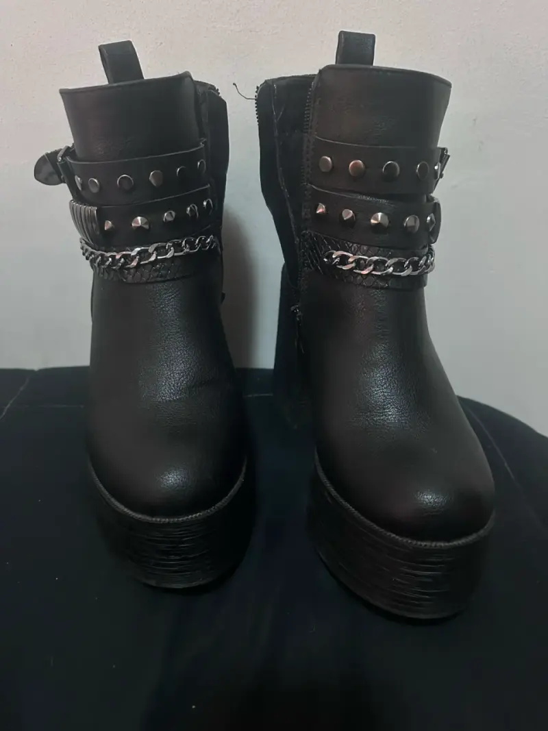 Botines negros con cadenas - 2