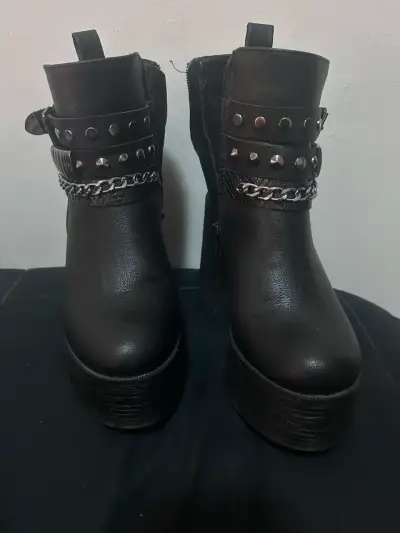 Botines negros con cadenas - miniatura 2