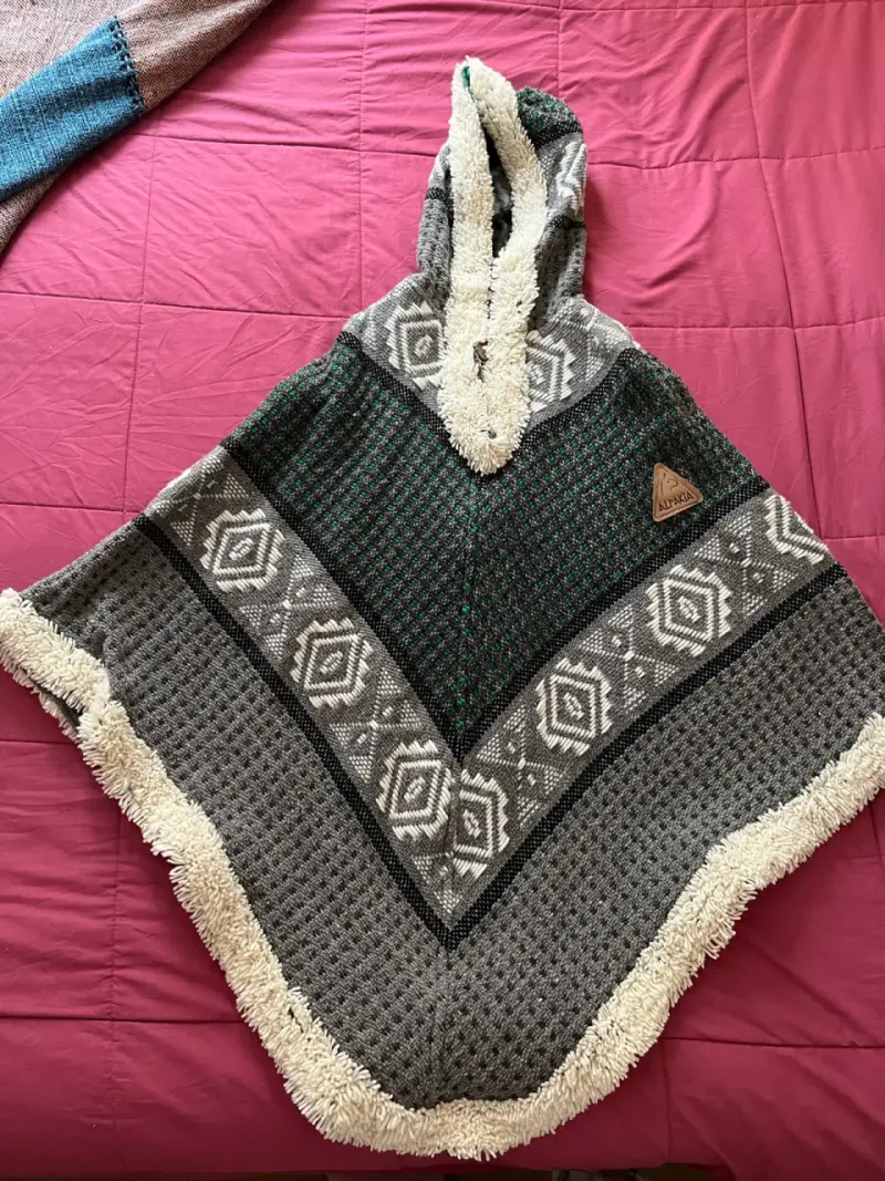 Poncho de lana con capucha - 1