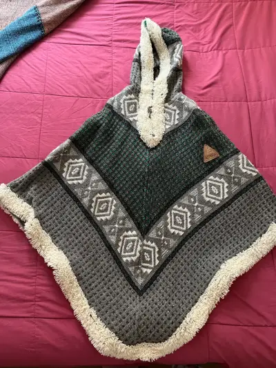 Poncho de lana con capucha - miniatura 1