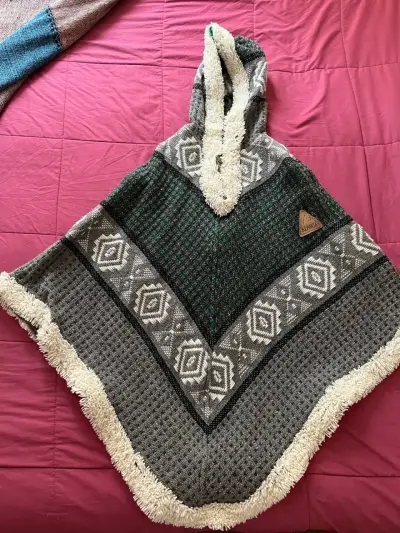 Poncho de lana con capucha - miniatura 2