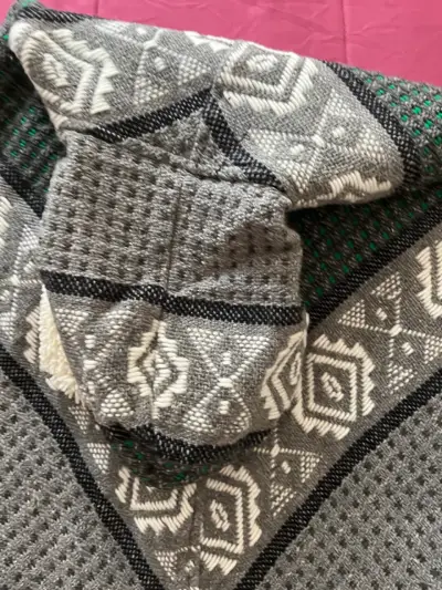 Poncho de lana con capucha - miniatura 4