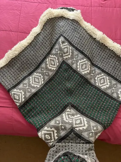 Poncho de lana con capucha - miniatura 5