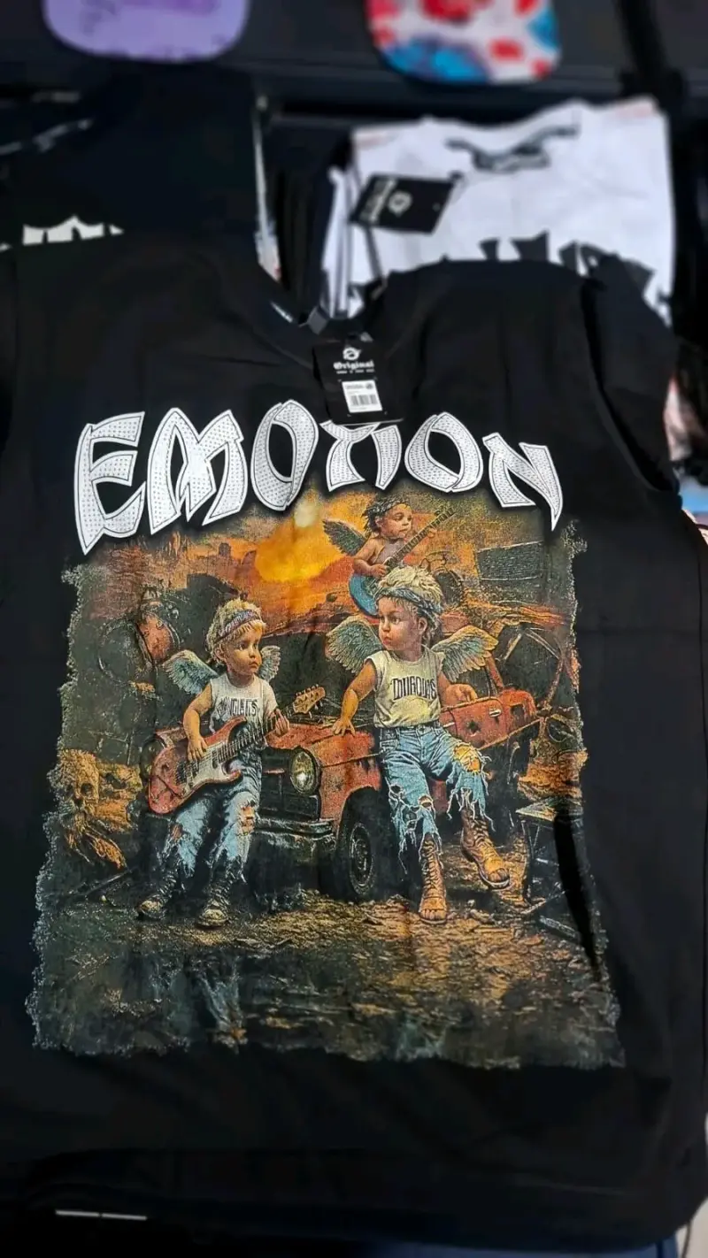 Polera negra estampada Emotion - 1