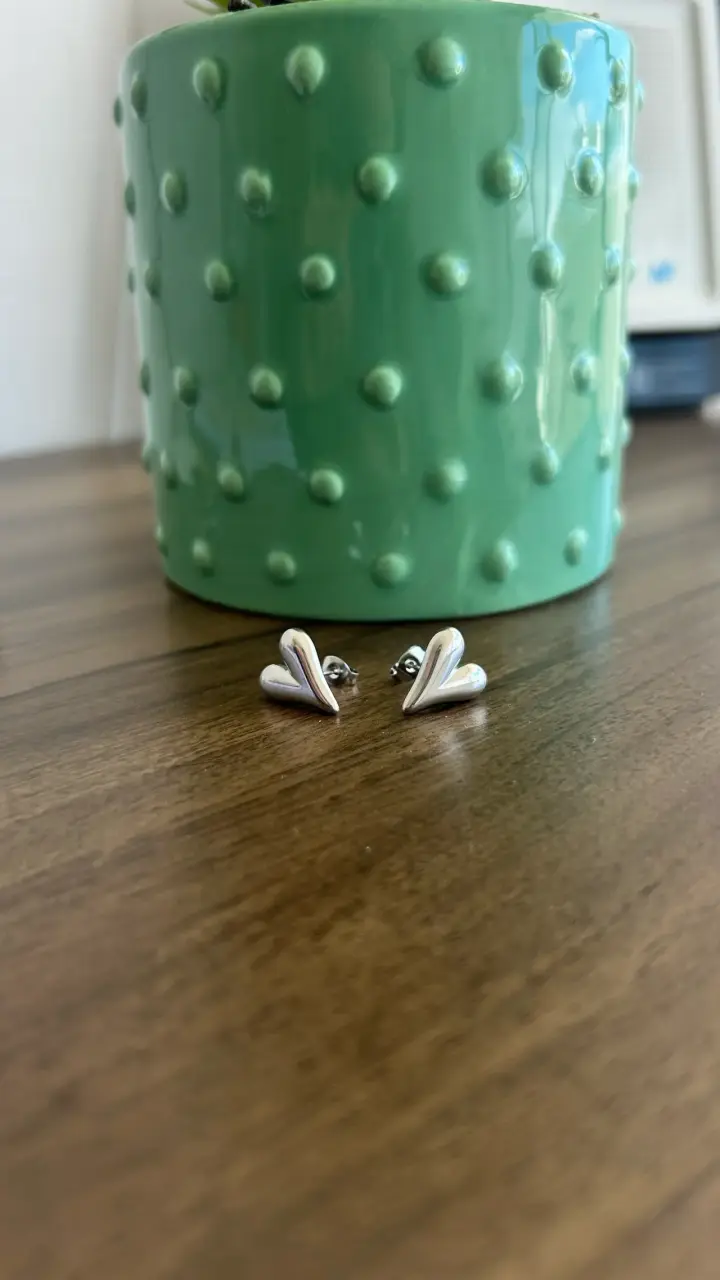 Aros de corazón plateados