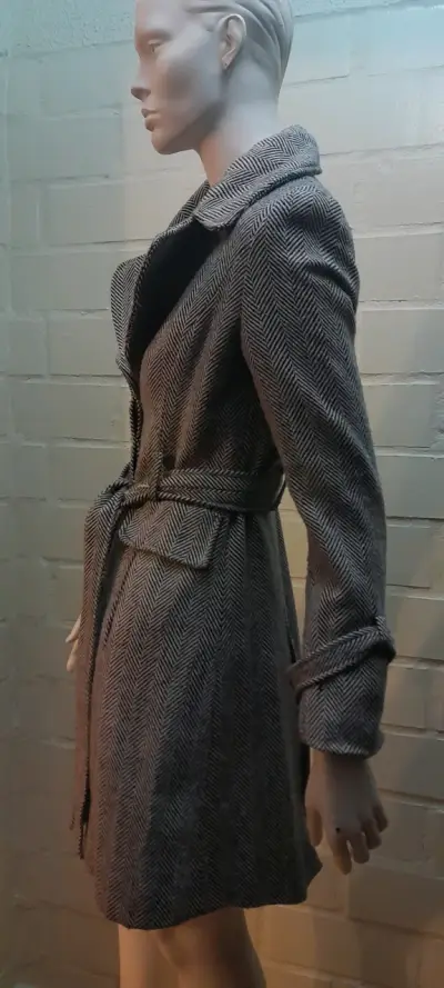 Abrigo tejido con cinturón - miniatura 2