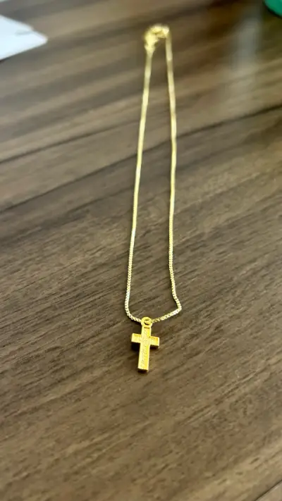 Collar con colgante cruz dorada - miniatura 1