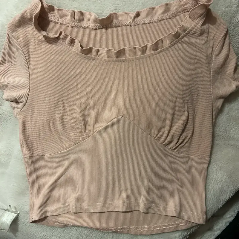 Polera rosa con volantes - 1