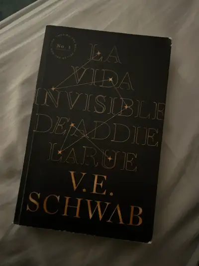 Libro 'La Vida Invisible de Addie LaRue' - miniatura 1