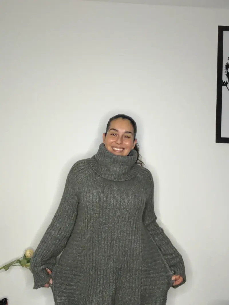 Sweater gris de cuello alto