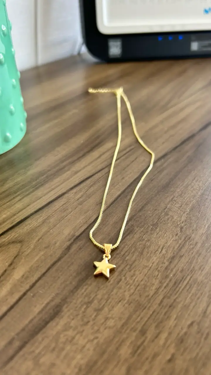 Collar dorado con colgante estrella - 1