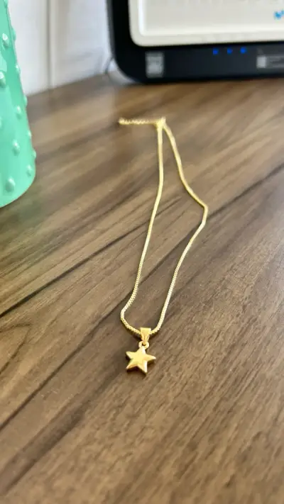 Collar dorado con colgante estrella - miniatura 1
