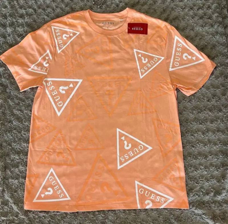 Polera anaranjada Guess estampada