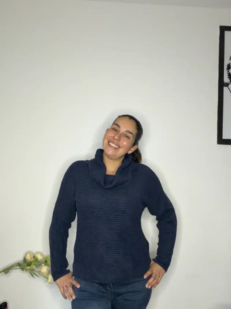 Suéter azul de cuello alto
