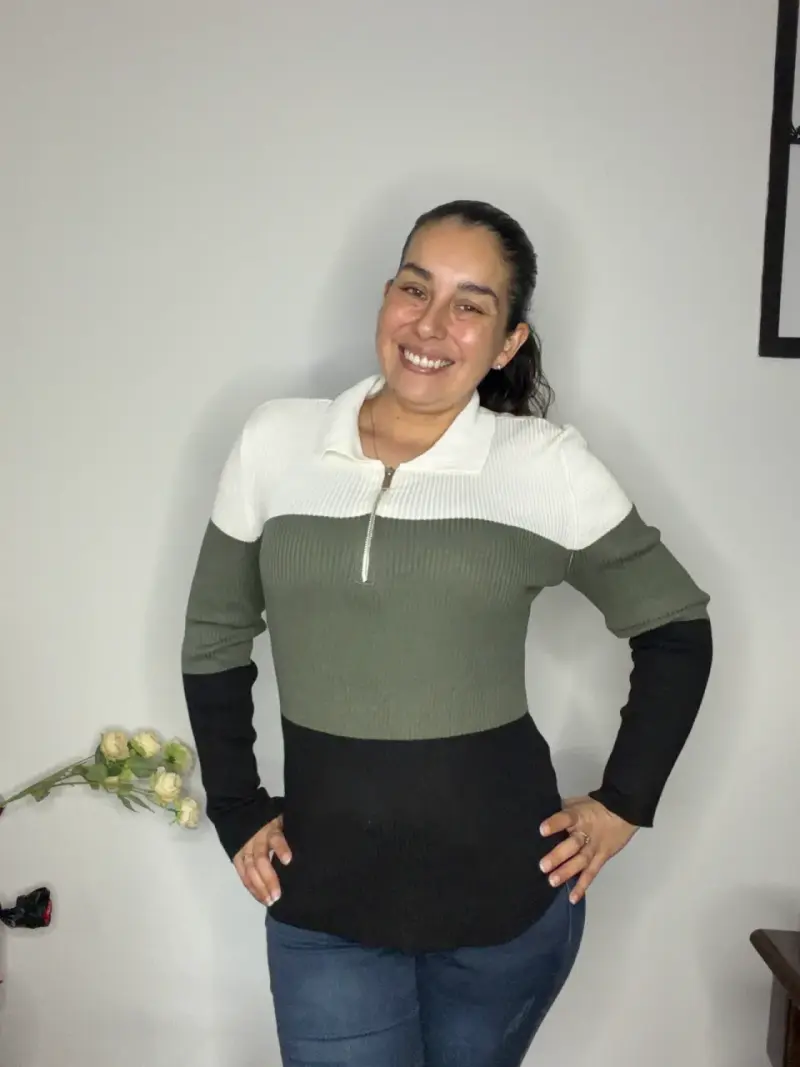Sweater tricolor con cierre