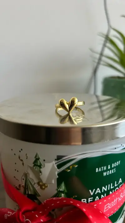 Anillo dorado con corazón - miniatura 1